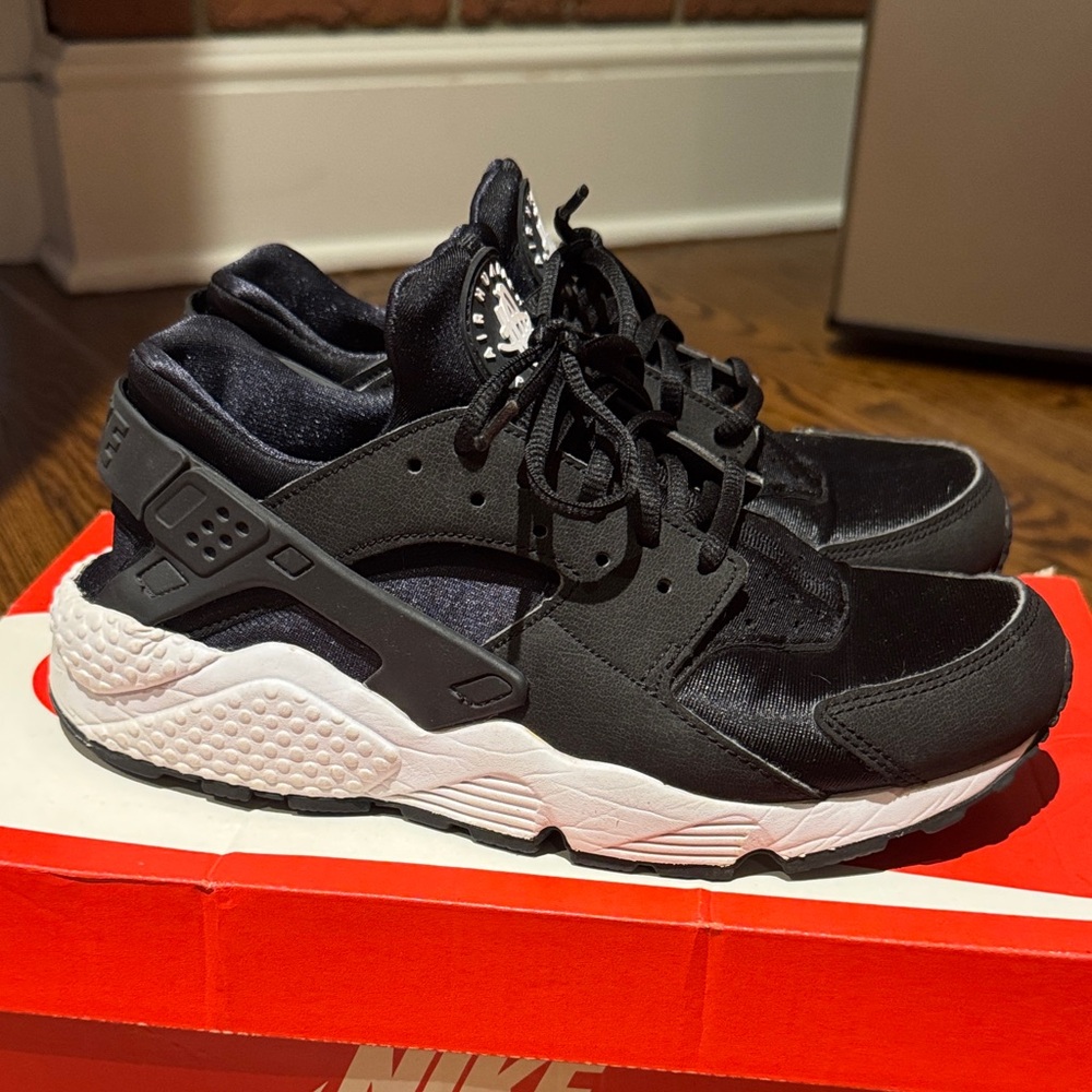 Nike Women’s Black and White Sneakers